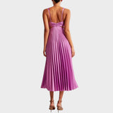 Катарина - Елегантна Рокля с V-образно Деколте и Плисирана Поличка