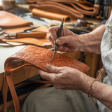 Флорина - Кожена Чанта с Гравиране и Цветен Модел