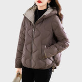 Стефания – Топла дамска зимна яка с качулка и стегнат дизайн