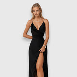 Дълга сатенена рокля с разкроя и тънки презрамки